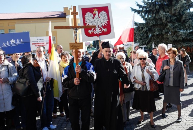 15.10.2018 rzeszow marsz niepelnosprawnych pamieci ojca swietego w 100 lecie odzyskania niepodleglosci oddanie osrodka caritas warsztaty zajeciowe fot krzysztof kapica