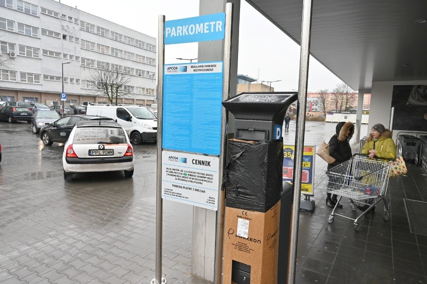 Prawie 100 złotych za parking pod Lidlem w Kielcach. Klienci zdezorientowani (WIDEO)