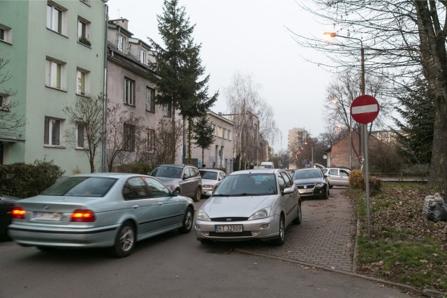 Kierowcy zapominają lub lekceważą nową organizację ruchu na ulicy Siemaszki w Krakowie