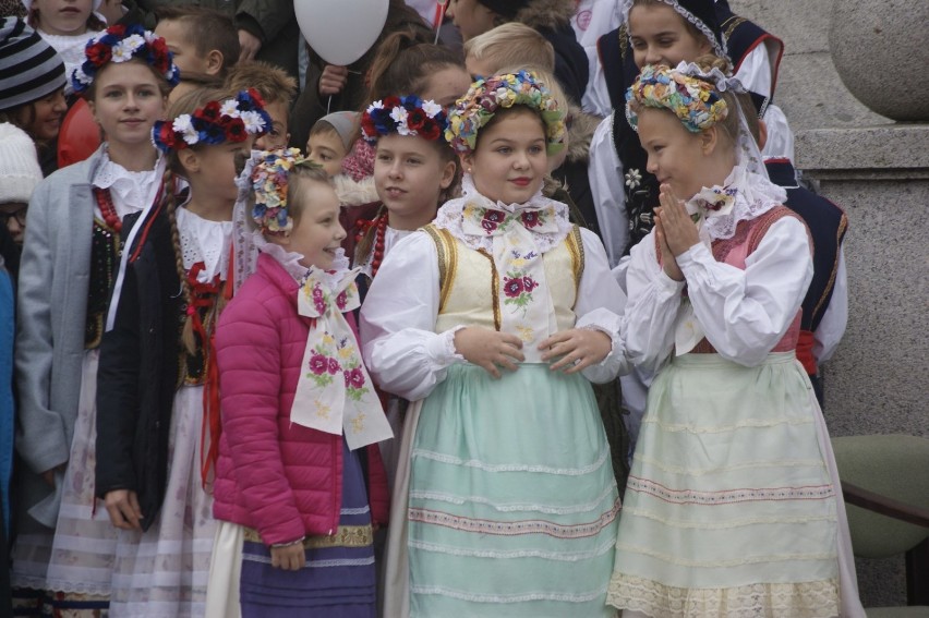 Grodzisk Wielkopolski: Na Starym Rynku wspólnie odśpiewaliśmy Hymn Państwowy! [ZDJĘCIA]