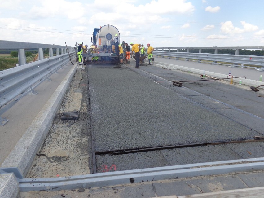 Budowa A1. Kolejny betonowy odcinek oddany do użytku na trasie Kamieńsk-Piotrków ZDJĘCIA