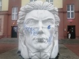 Zniszczone popiersie Tadeusza Kościuszki w Sandomierzu zostanie odmalowane. Policja szuka sprawców 