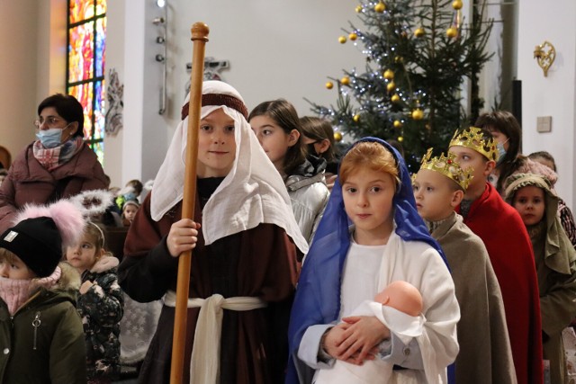 Orszak Trzech Króli poprowadziły dzieci w strojach Świętej Rodziny