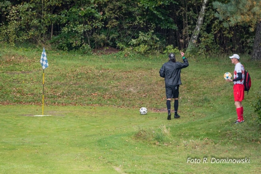 Zawodnicy podczas gry w footgolfa na polu golfowym w...