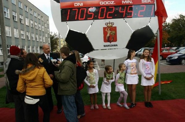 W październiku 2007 r. przed urzędem dzielnicy Praga Południe odsłonięto zegar odliczający czas do Euro 2012