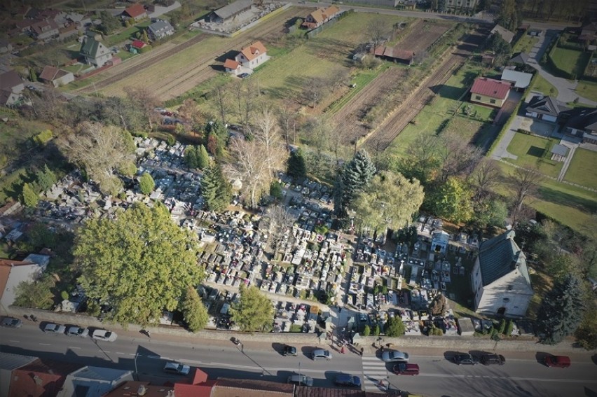 Starosądeckie cmentarze z lotu ptaka. Zobacz te niesamowite zdjęcia