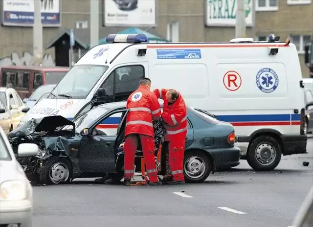 Ratownik i kierowca nie poradzą sobie w przypadku poważnych obrażeń u ofiar wypadków