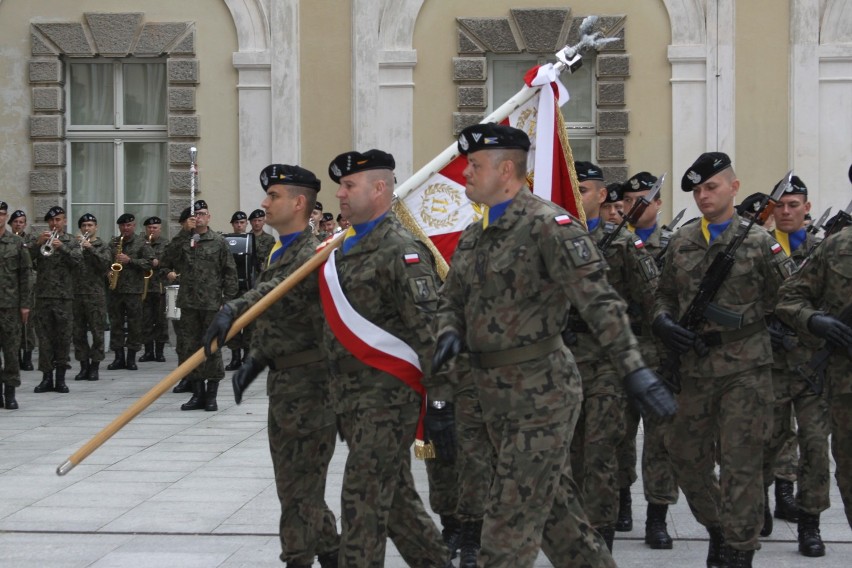 Świętowaliśmy z wojskiem na pałacowym dziedzińcu w Żaganiu [ZDJĘCIA]