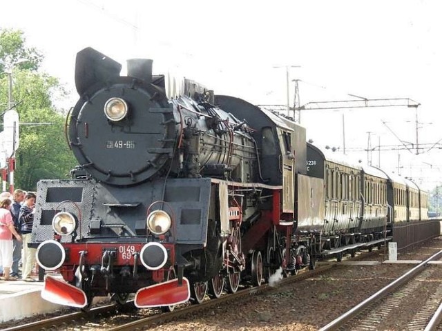 Parowozy serii Ol49, które ciągną pociągi w stylu retro były budowane w pierwszej połowie lat 50. ub. wieku w Fabryce Lokomotyw w Chrzanowie. Na zdjęciu piękna lokomotywa tej serii na stacji PKP w Inowrocławiu w sierpniu 2014 r.