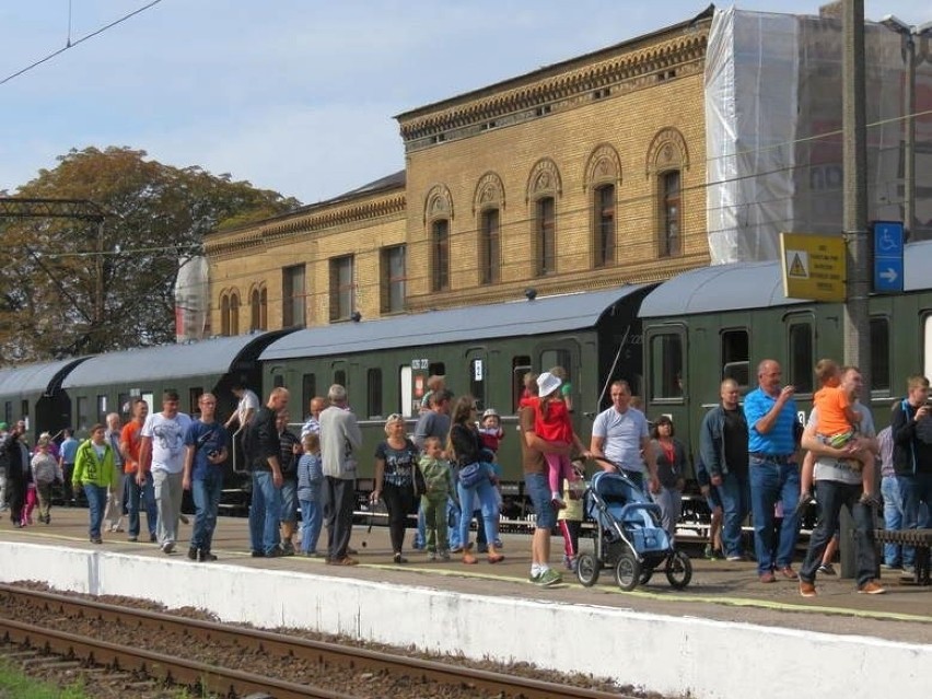 Pociąg z  zabytkowym parowozem Ol49 na stacji PKP w Inowrocławiu. Sentymentalny przejazd w stylu retro. Tak było kilka lat temu [zdjęcia]