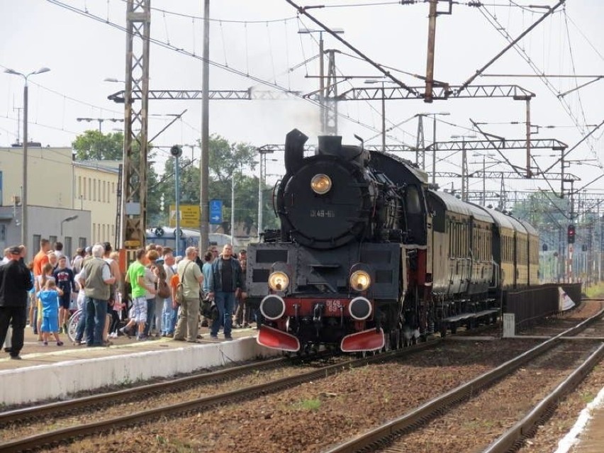 Pociąg z  zabytkowym parowozem Ol49 na stacji PKP w Inowrocławiu. Sentymentalny przejazd w stylu retro. Tak było kilka lat temu [zdjęcia]