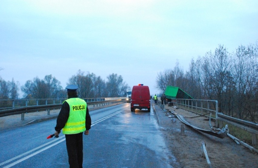 Wola Skromowska: ciężarówka wpadła do rzeki (ZDJĘCIA)