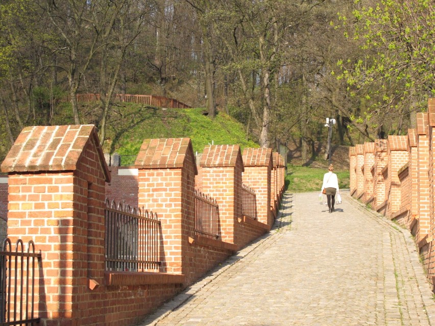 Park położony jest na wzgórzach w centrum miasta pomiędzy...