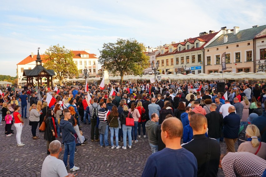 Ponad 100 osób protestowało na Rynku w Rzeszowie przeciwko...