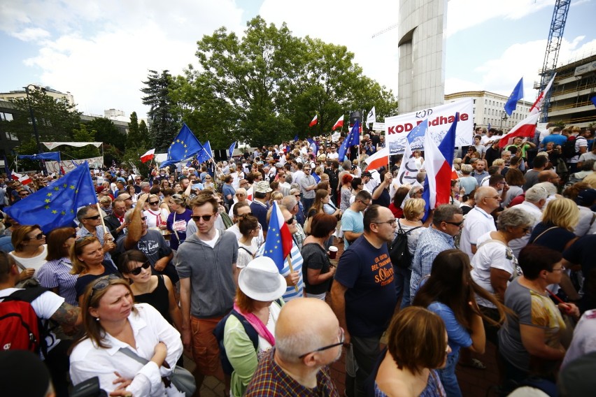 Protest pod Sejmem. Tysiące osób na ulicach Warszawy. "Tu...