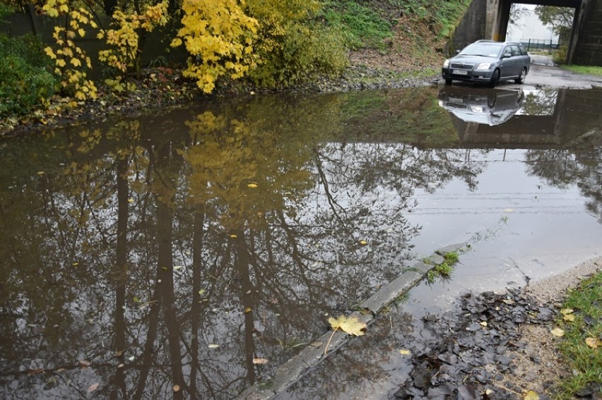 Na ulicy Bydgoskiej w Legnicy powstaje "jezioro", mieszkańcy proszą o pomoc! [ZDJĘCIA]