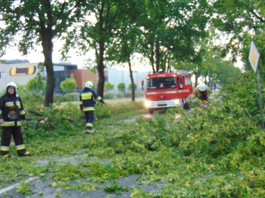 Potężna nawałnica nad Budzyniem. Zablokowana droga [ZDJĘCIA]