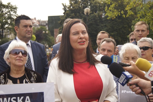 Violetta Porowska, kandydatka PiS na prezydenta Opola, pokazała swoje hasło wyborcze