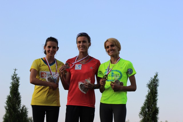 Medalistki mistrzostw Polski na 3 km z przeszkodami - Katarzyna Kowalska w środku