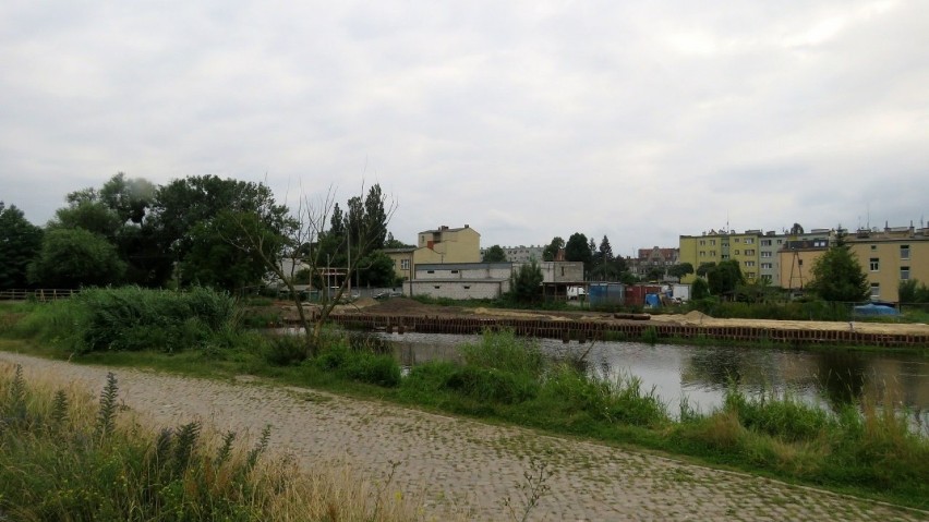 Budowa bulwarów nad Łarpią w Policach ma opóźnienie. Kiedy planowany koniec?