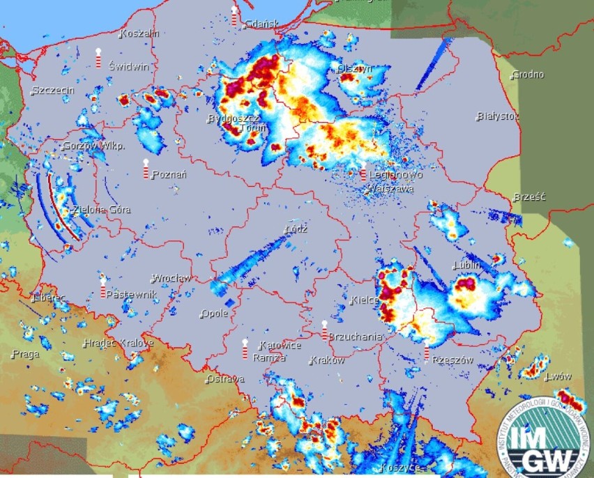 Tak po godzinie 18 wyglądał nadciągający - między innymi nad...