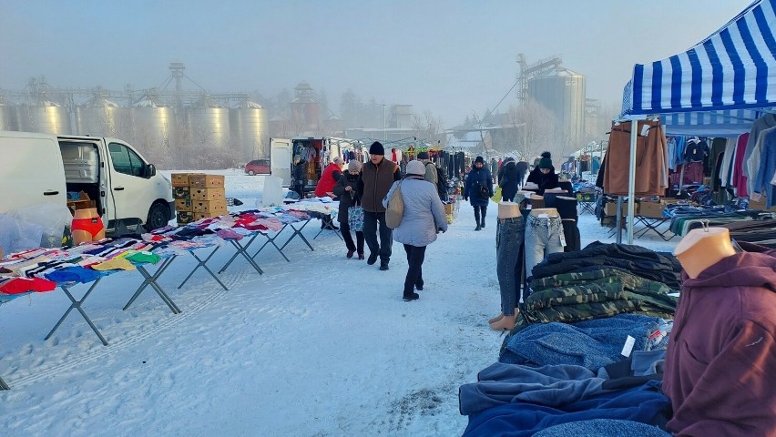 Ciepłe ubrania rozchwytywane na targu w Opatowie. Zobaczcie, co się działo w środę 17 stycznia