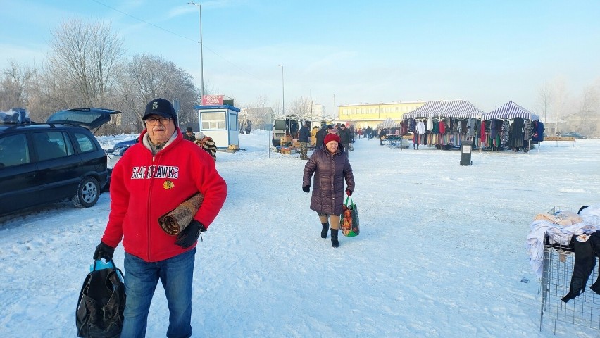 Ciepłe ubrania rozchwytywane na targu w Opatowie. Zobaczcie, co się działo w środę 17 stycznia
