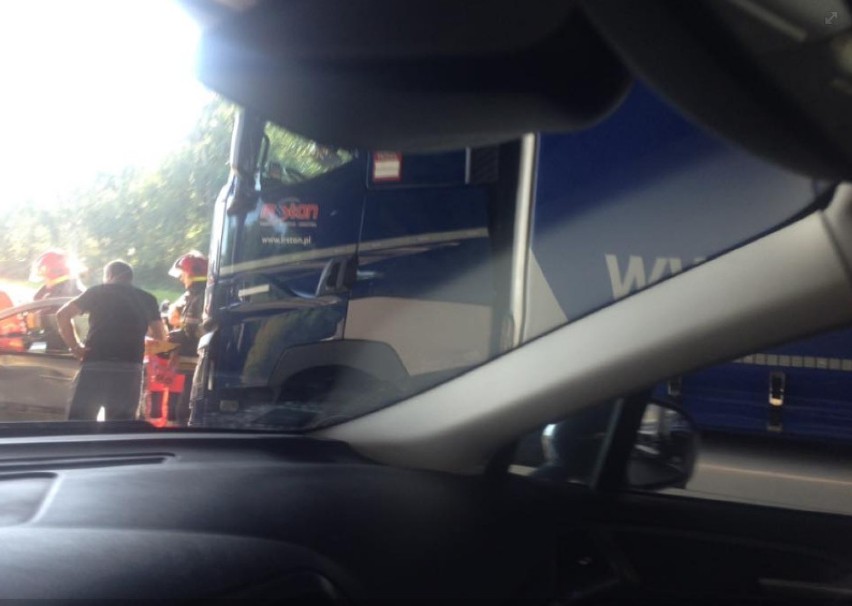 Katowice: Wypadek na S86 w kierunku Sosnowca. Ciężarówka uderzyła w osobówkę [ZDJĘCIA]