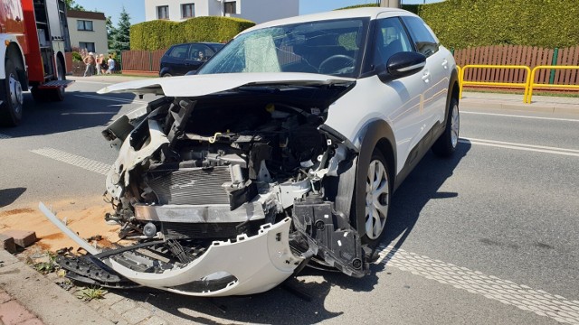 Tak wyglądał citroen po zderzeniu z barierkami.