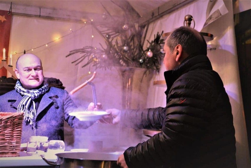 Burmistrzowie częstowali wczoraj na Jarmarku Śląskim kartoflanką z kiełbasą wiedeńską. Mamy zdjęcia!