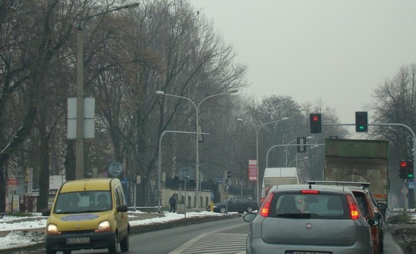 Oświęcim. Kierowcy chcą na ul. Dąbrowskiego „zielonej fali”. W starostwie zastanawiają się nad takim systemem
