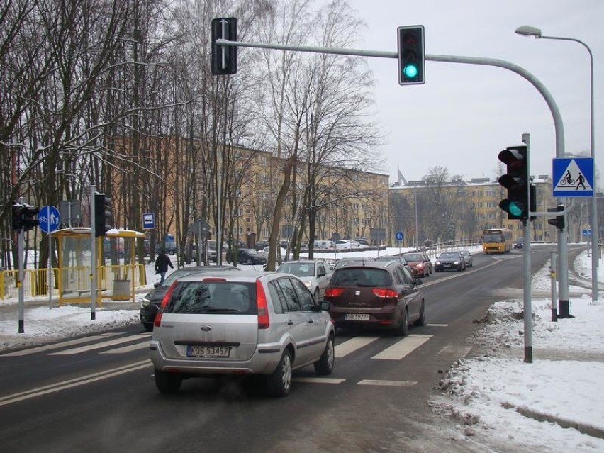 Oświęcim. Kierowcy chcą na ul. Dąbrowskiego „zielonej fali”. W starostwie zastanawiają się nad takim systemem