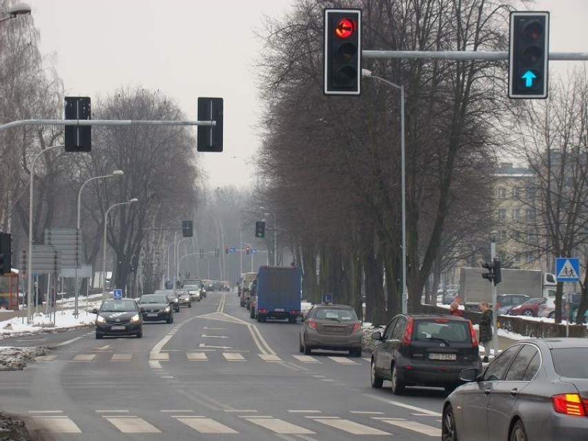 Oświęcim. Kierowcy chcą na ul. Dąbrowskiego „zielonej fali”. W starostwie zastanawiają się nad takim systemem