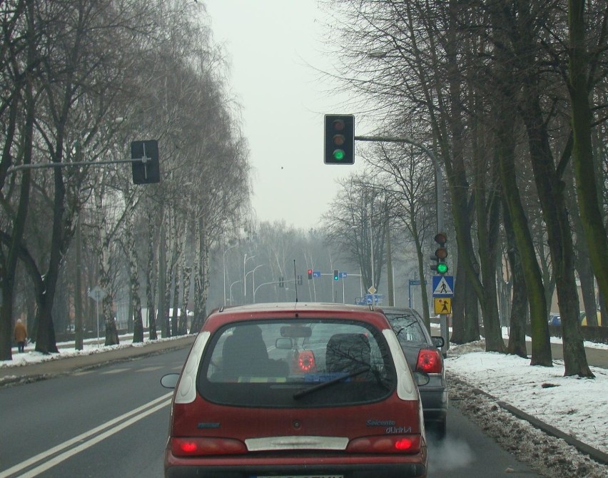 Oświęcim. Kierowcy chcą na ul. Dąbrowskiego „zielonej fali”. W starostwie zastanawiają się nad takim systemem