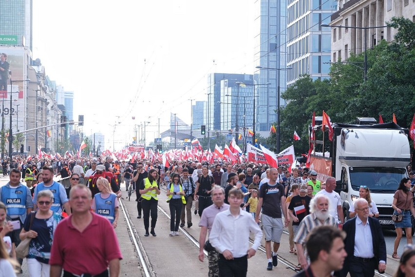 Marsz Powstania Warszawskiego 2022. Morze biało-czerwonych flag i okrzyki ''Chwała bohaterom". Narodowcy przeszli ulicami stolicy 