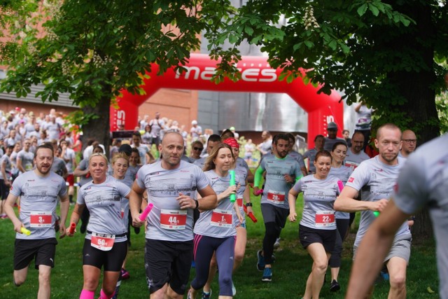 W niedzielę, 19 maja w Starym Browarze odbył się wyjątkowy, charytatywny bieg. Trasa sztafety Miejska Mila, która ma długość 5 x 1609 m, prowadziła przez park i wnętrza Starego Browaru. Głównemu wyścigowi towarzyszyły też dziecięcy bieg Gzuba i rywalizacja seniorów. Inicjatorem imprezy jest zespół Pomaganie przez Bieganie, a dochód z niej wesprze podopiecznych fundacji “Dar Szpiku”.

Zobacz, jak przebiegał sztafetowy bieg w centrum handlowym --->