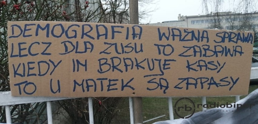 Niemy Protest Matek pod gdańskim ZUS-em. "Traktują nas jak oszustki"