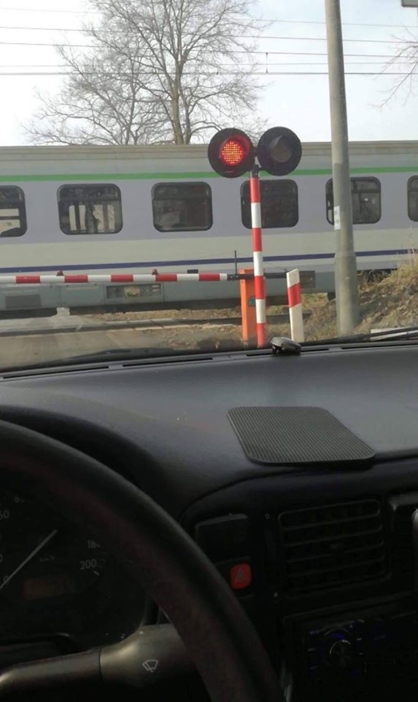 Pociąg zablokował przejazd