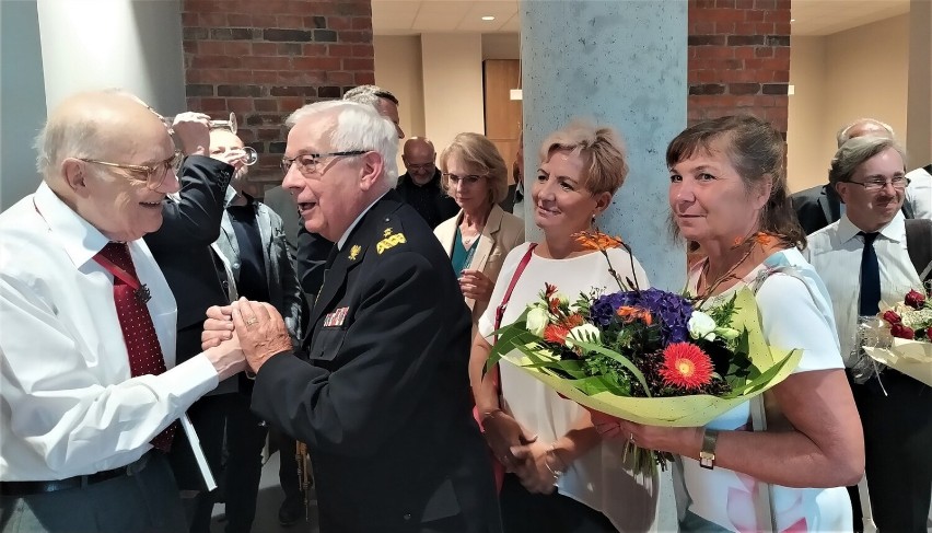 85 urodziny doktora Stefana Grysa. Wieloletni dyrektor Akwawitu spotkał się ze swoimi przyjaciółmi w Miejskiej Bibliotece Publicznej 