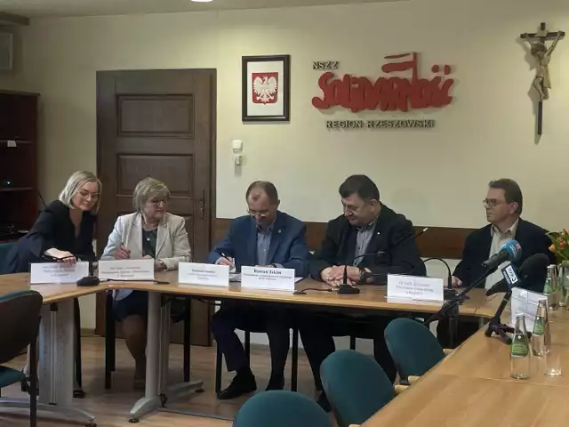 Waldemar Szumny podpisał list intencyjny w sprawie regulacji zarobków pracowników UM.