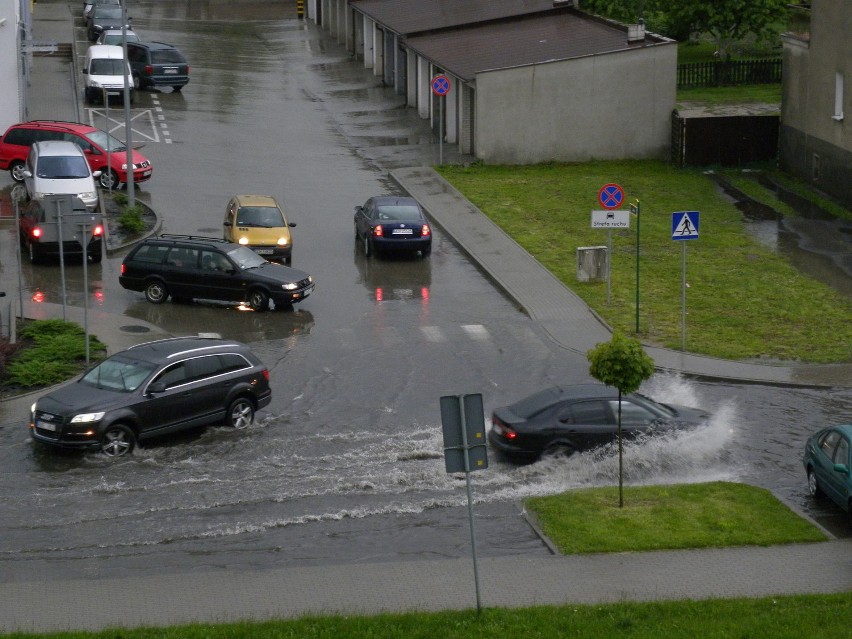 Chojnice. Powódź na ulicach miasta. Najlepiej unikać ulicy Jana Pawła II koło Proximy