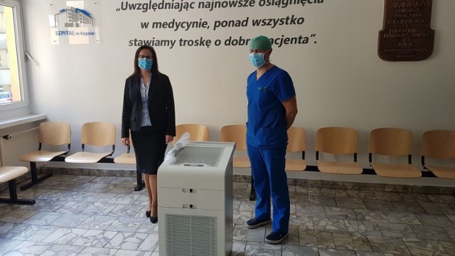 Dyrektor SPZOZ w Kępnie Beata Andrzejewska odbiera urządzenie do dekontaminacji pomieszczeń Novaerus Defend 1050