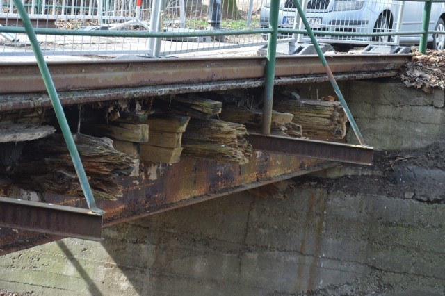 Niebawem powinna ruszyć przebudowa starego mostu nad Babicą na ulicy Parkowej w Bochni, obiekt grozi katastrofą budowlaną (fot. kwiecień 2021)
