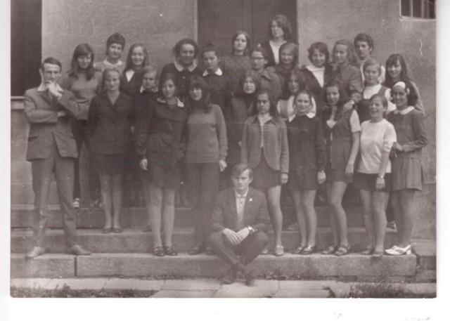 2. Klasa I LO Myslibórz klasa I b czerwiec 1971 r. przed budynkiem szkoły wraz z wychowawcą klasy

Halina Małyszko