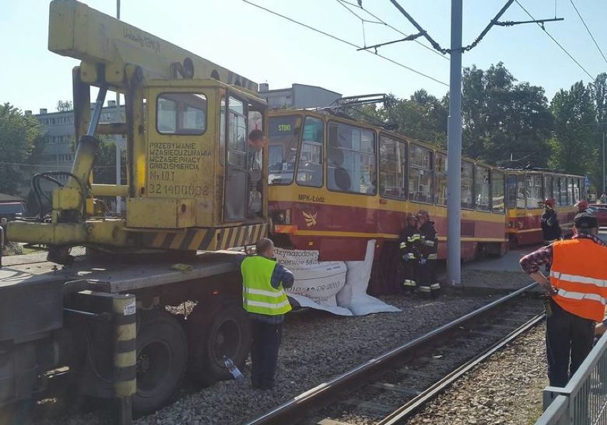 Śmiertelny wypadek w Łodzi. Rowerzystka wjechała pod tramwaj.