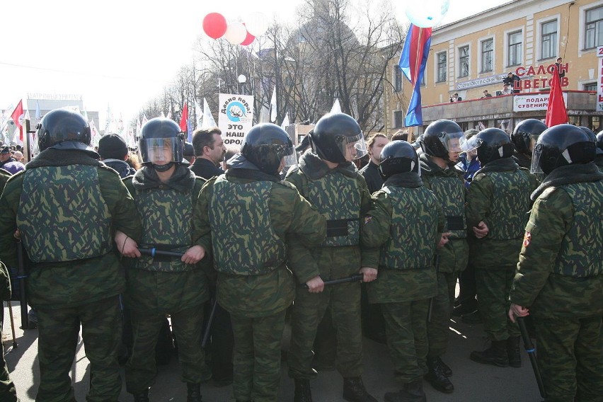 Oddziały milicji na pokojowej demonstracji w Sankt...