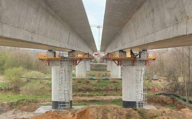 Zakończyła się budowa konstrukcji mostu nad Wisłą w ciągu powstającej obwodnicy Oświęcimia. Przeprawa połączyła brzegi rzeki i Małopolskę ze Śląskiem