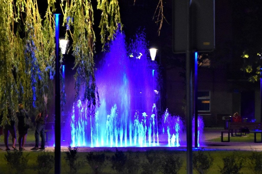 Sławno: Kolejny - nocny - pokaz fontanny w innych kolorach [ZDJĘCIA, WIDEO] - jak Wasze wrażenia?