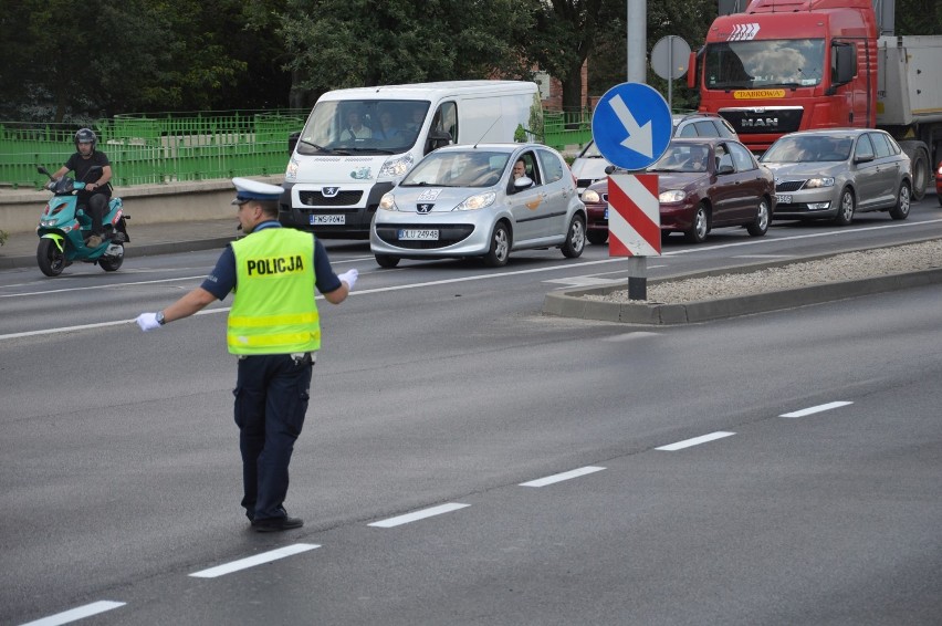 Policjanci wyszli kierować ruchem, by rozładować piątkowe korki w Głogowie [ZDJĘCIA, FILM]