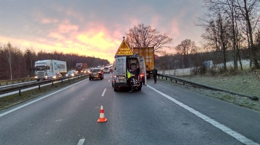 Wypadek na Obwodnicy Trójmiasta. Kierujący audi A4, potrącił...